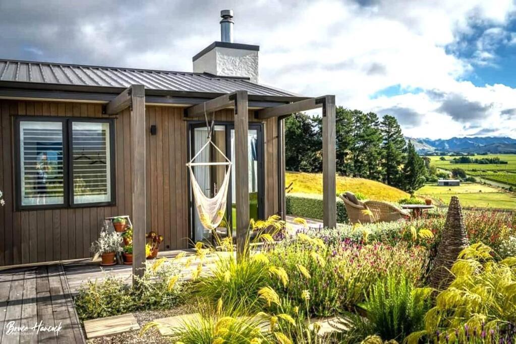 Quail Run Cottage with stunning vineyard views