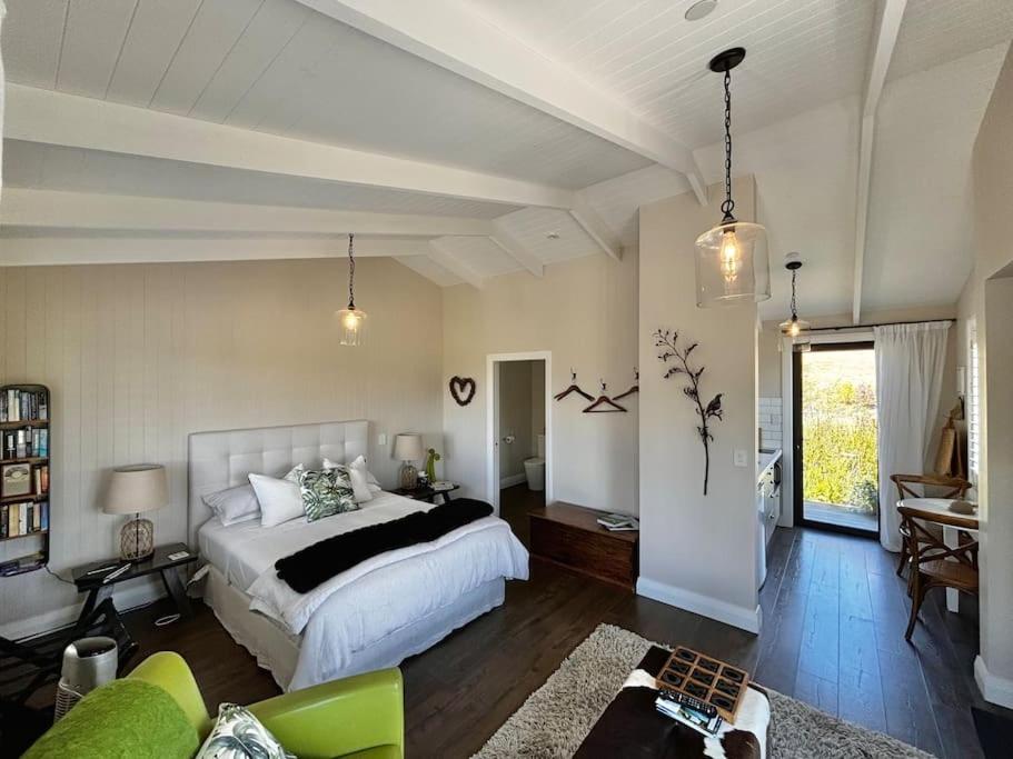 Quail Run Cottage with stunning vineyard views photo 2