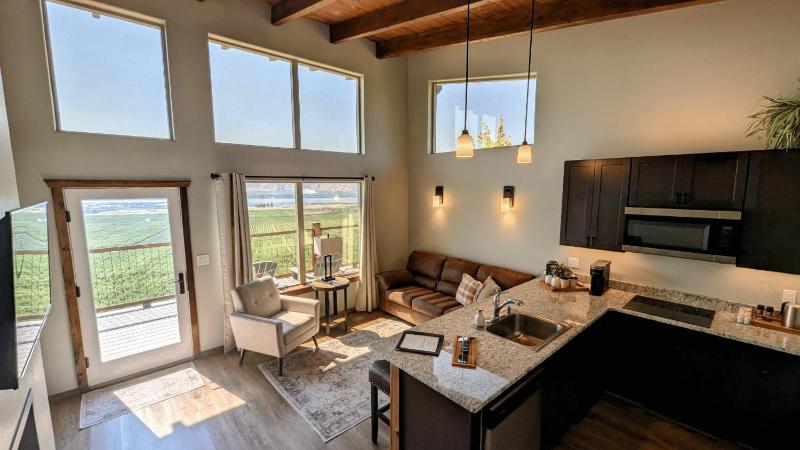 Winery Hotel - Lone Point Cellars