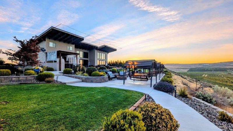 Winery Hotel - Lone Point Cellars